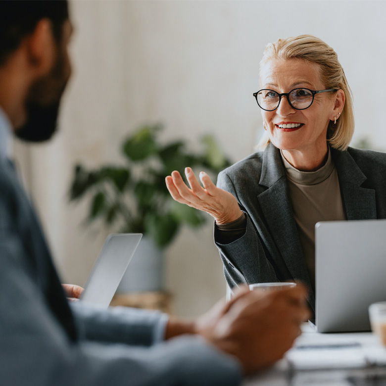 Kvindelig kollega i møde med mandlig kollega