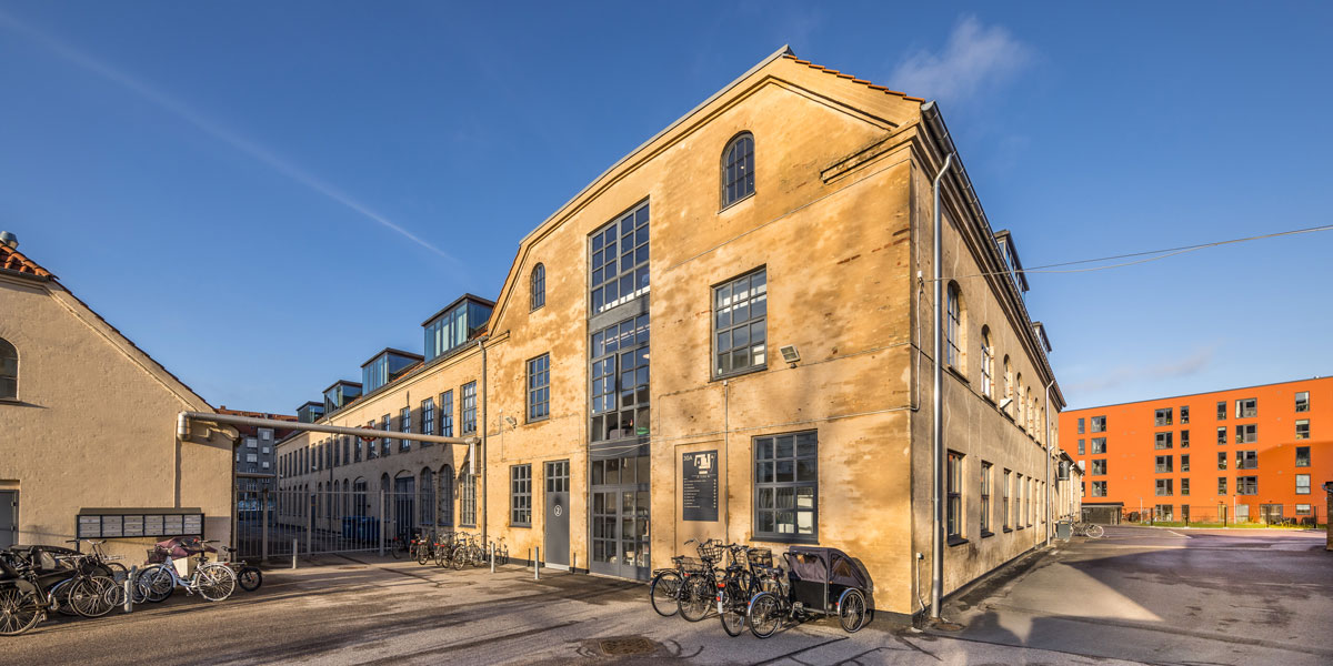 Hillerødgade set fra gaden. Flot gul facade.