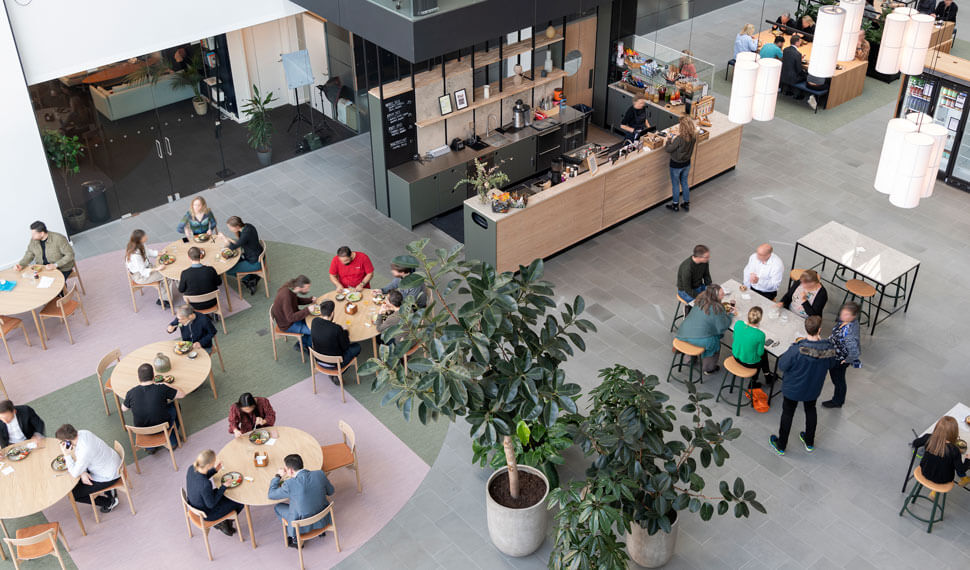 Flot atrium i Mikado House, hvor man kan sidde og spise, holde møder eller arbejde