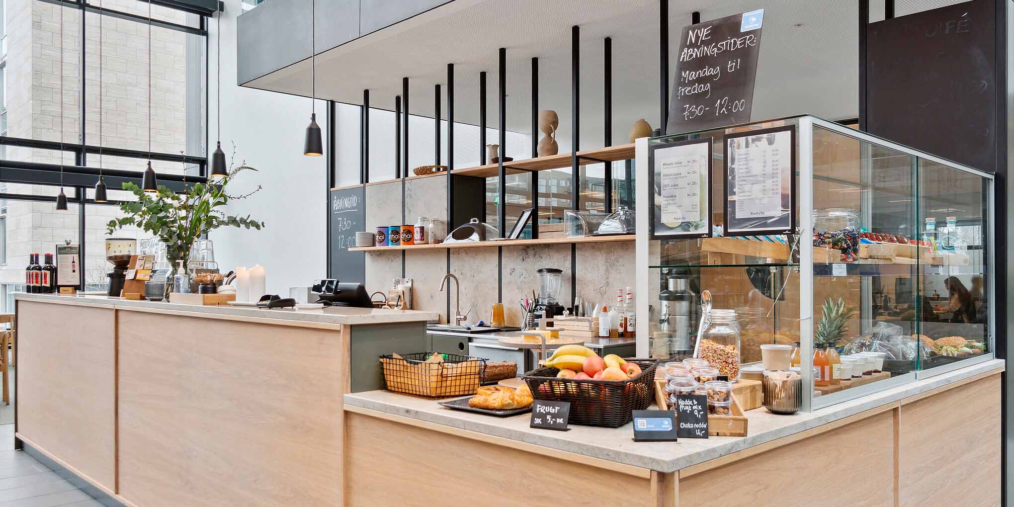 Dejlig cafe i atrium som sælger kaffe, juice og sandwich