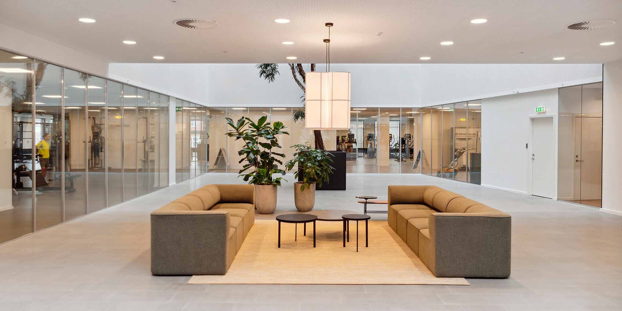 Lækker loungeområde i atrium i Mikado House, til møder, eller arbejde