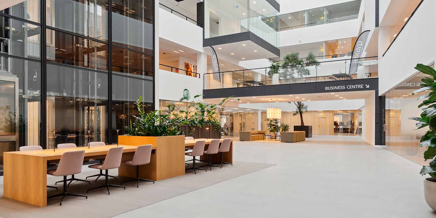 Det skønne atrium i Mikado House med touch-down arbejdspladser