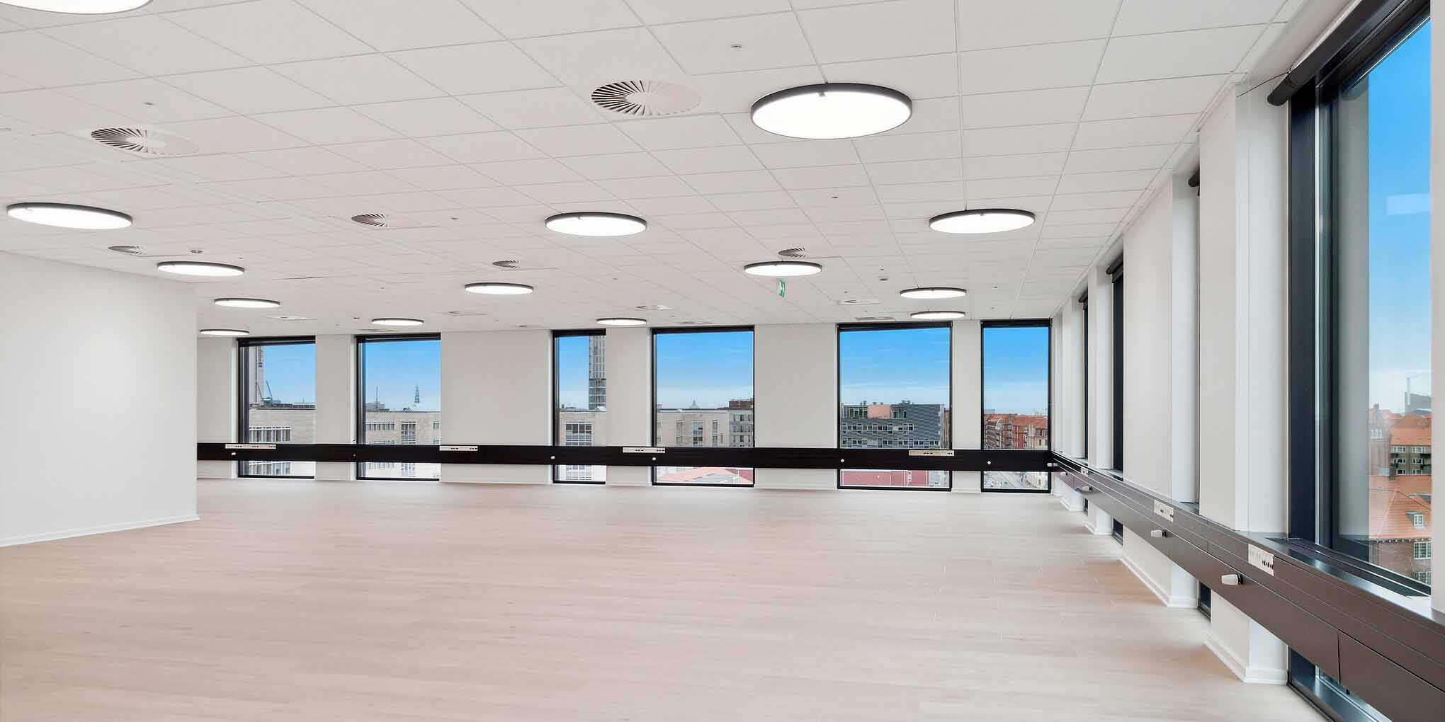 Nyrenoveret lejemål i Mikado House, som har fået lagt nye LVT gulve og installeret nye LED lamper