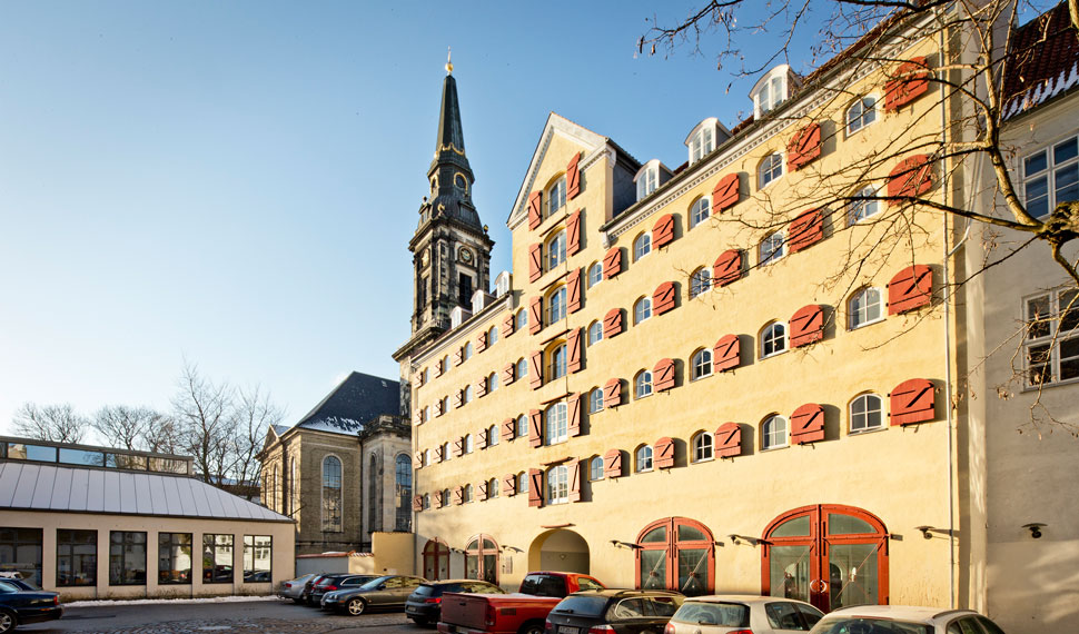 Strandgade 4 facade set fra gården med Christians Kirke i baggrunden
