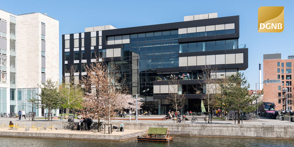 Ledigt butikslejemål i DGNB certificeret ejendom på Rued Langgaards Vej 2A, Mikado House