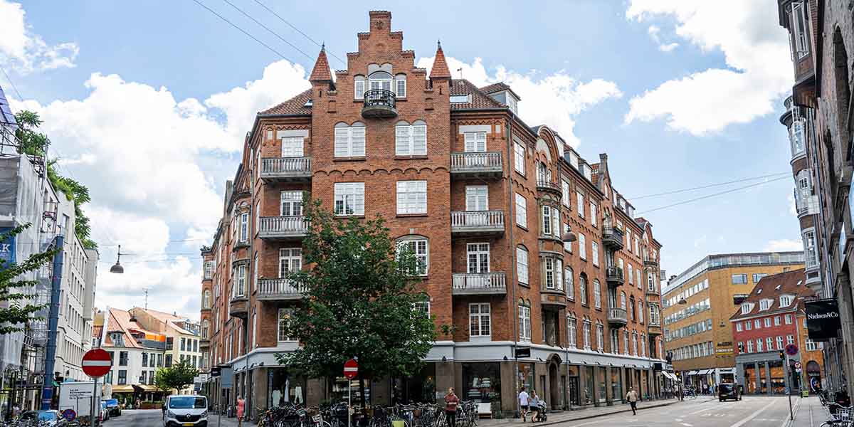 Charmerende ejendom med smuk facade på Gl. Mønt i Indre By