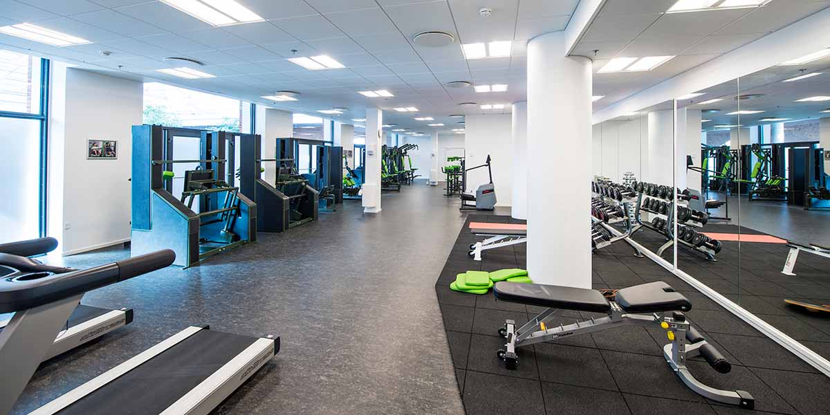 På Langebrogade 3 er der et fælles fitnessrum, hvor der kan trænes før og efter arbejde