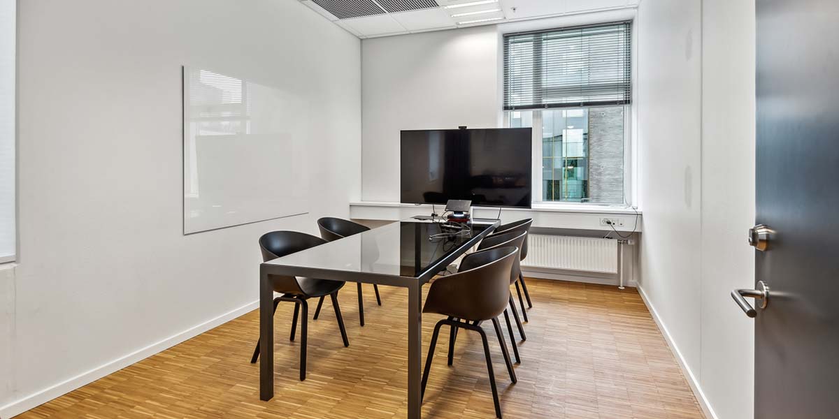 mødelokale tilhørende ejendommens 3. sal