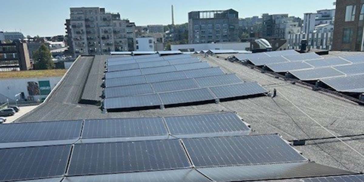 Solceller på taget af ejendom