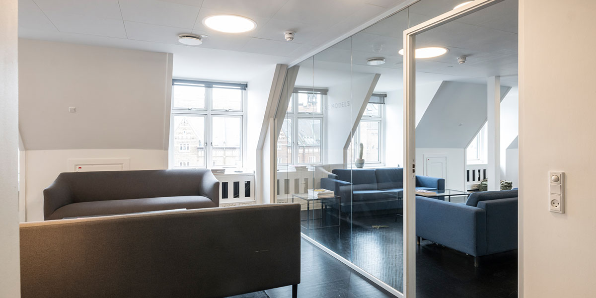 Lougne område med sofaer