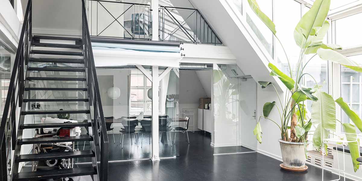 Trappe til hemsen og indgang til mødelokale