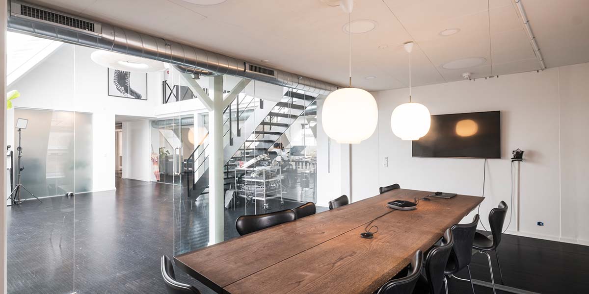 Lyst mødelokale tilknyttet kontorlejemålet