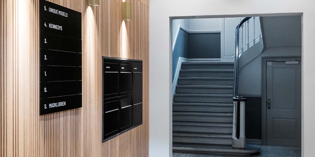 Stilfuldt indrettet opgang til Regnbuepladsen 5, 5. sal