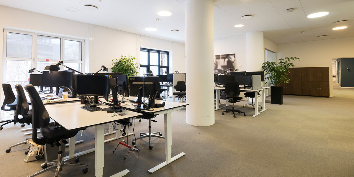 Lyst og moderne indrettet kontorlandskab