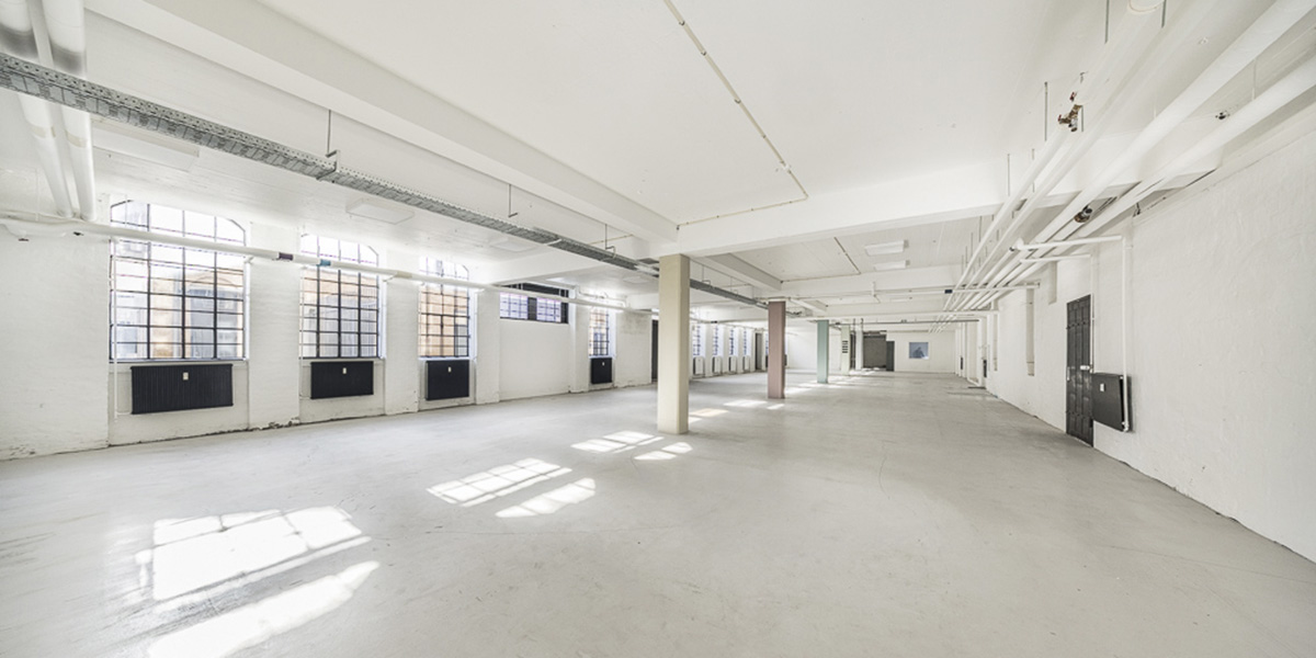 Hillerødgade set indefra stueetagens lejemål med charmerende rå rammer