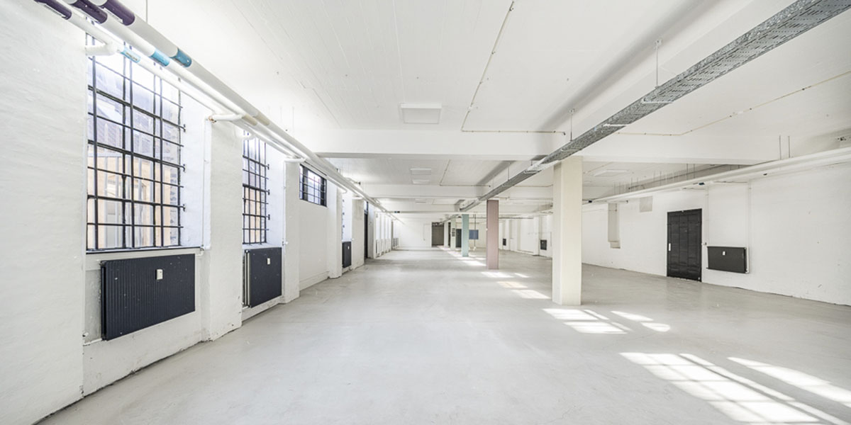 Hillerødgade set indefra stueetagens lejemål med charmerende rå rammer