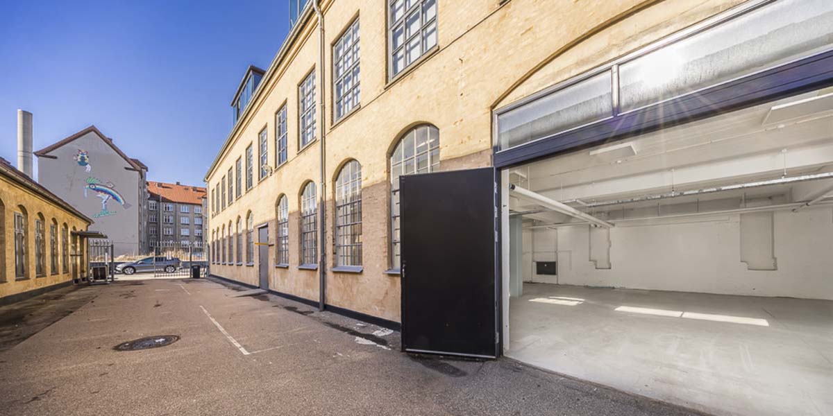 Hillerødgade set indefra ud af porten til gaden