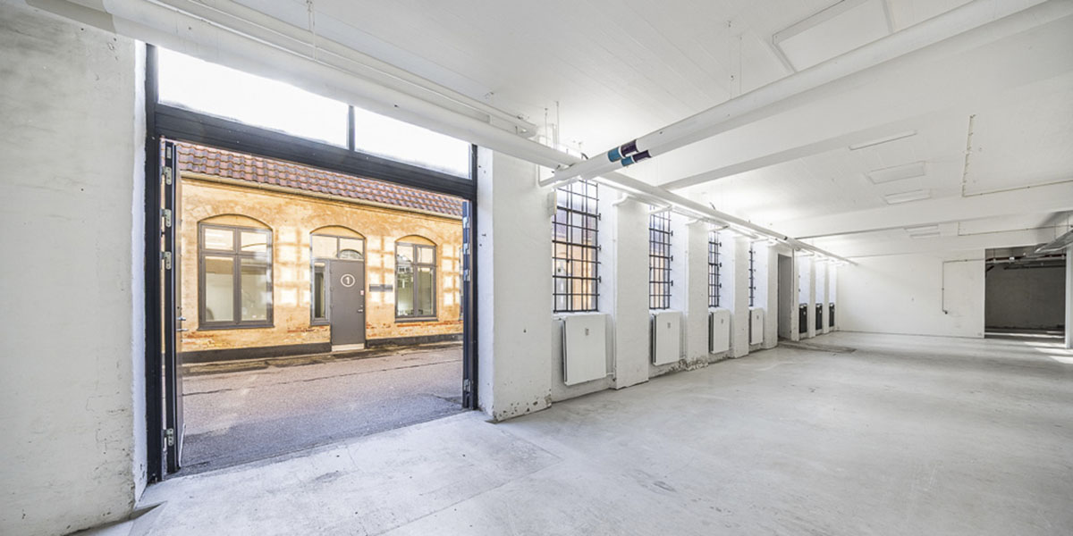 Hillerødgade set indefra ud af porten til gaden