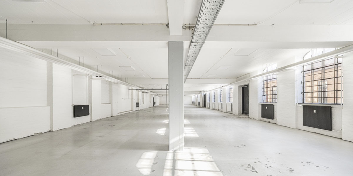 Hillerødgade set indefra stueetagens lejemål med charmerende rå rammer