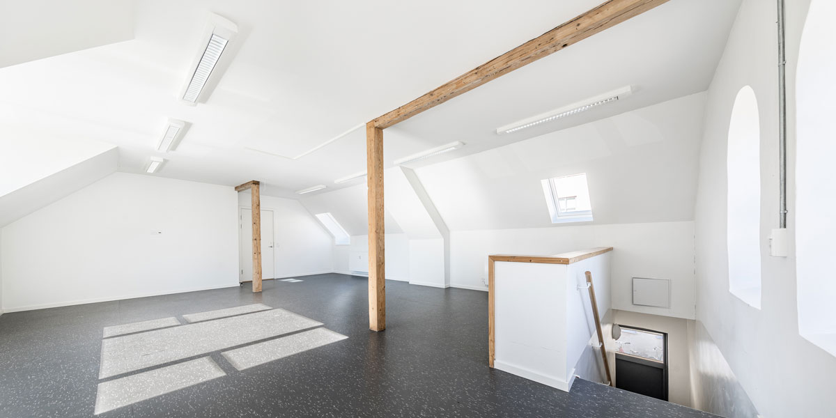Hillerødgade set indefra 1. etagens lejemål med charmerende rå rammer
