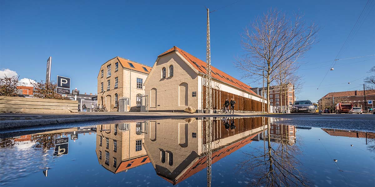 Hillerødgade 30A fra gaden med flot blå himmel.