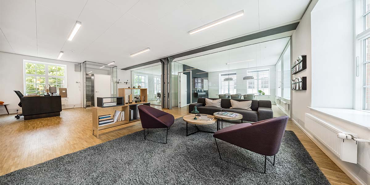 Indgang til lejemålet med reception og lougneområde