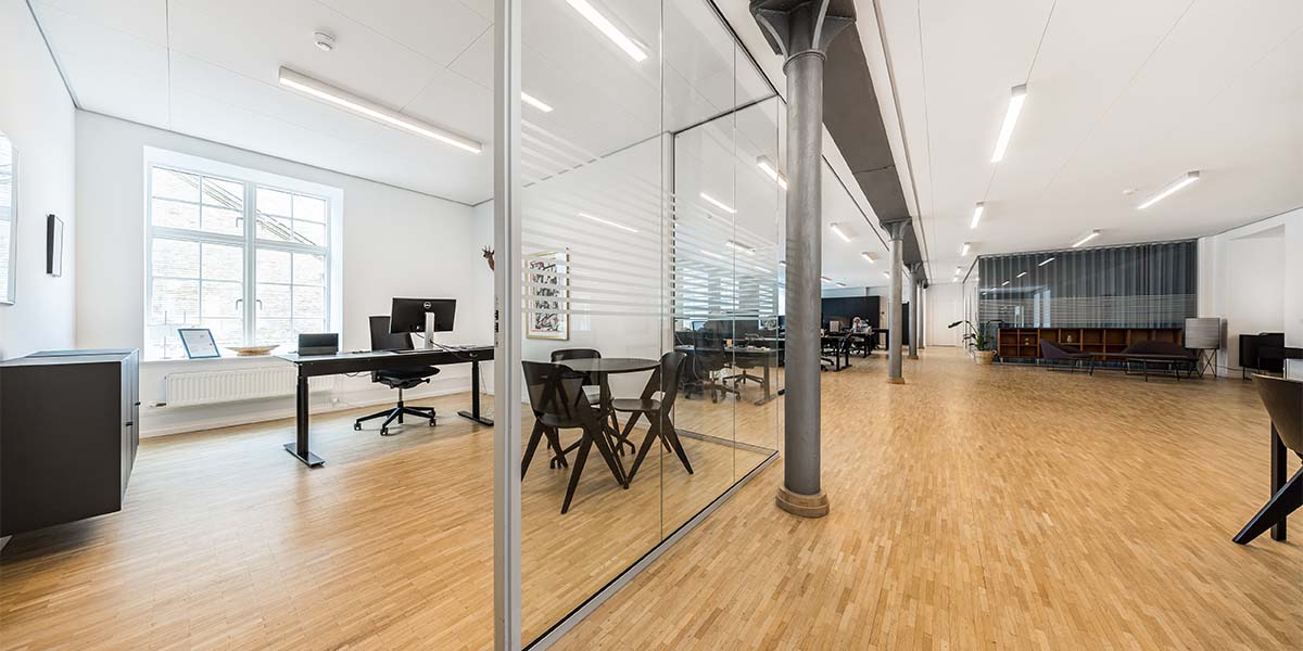 Kontor med glasvæg og arbejdsplads på Ryesgade 3F, 1. sa