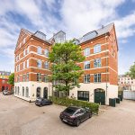Historisk og velholdt erhvervsejendom på Ryesgade 3F med markant rødstensfacade, store vinduespartier og attraktiv beliggenhed.