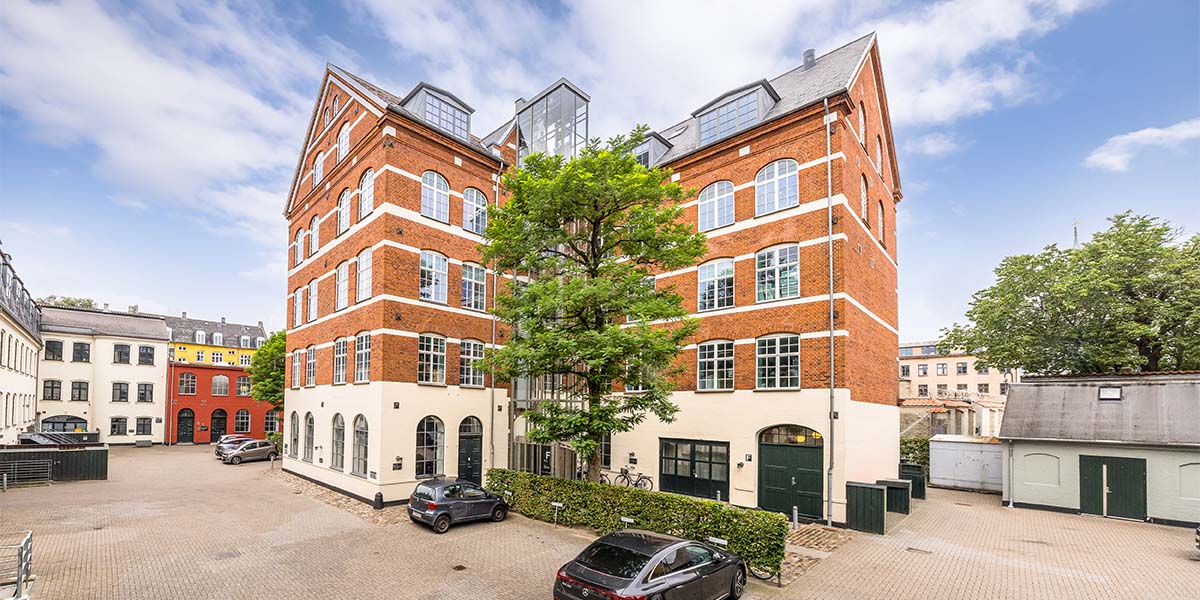 Facade på erhvervsejendom Ryesgade 3F med gårdmiljø med parkeringsmuligheder.