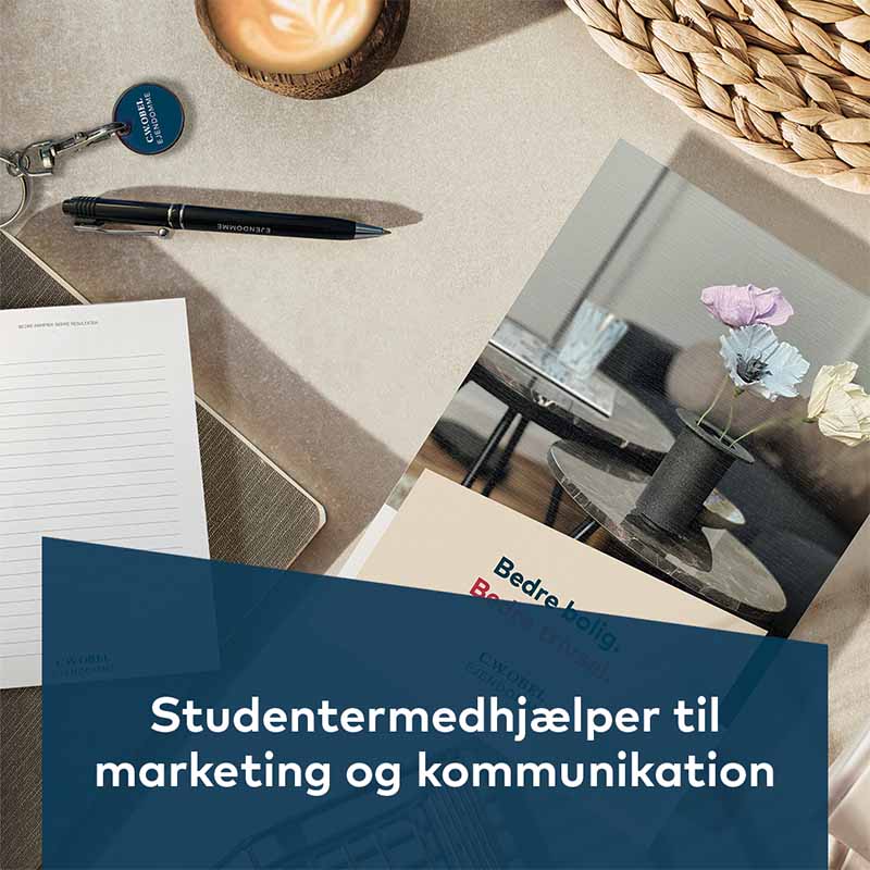 Marketingmateriale, hæfter, kuglepen ligger på et bord