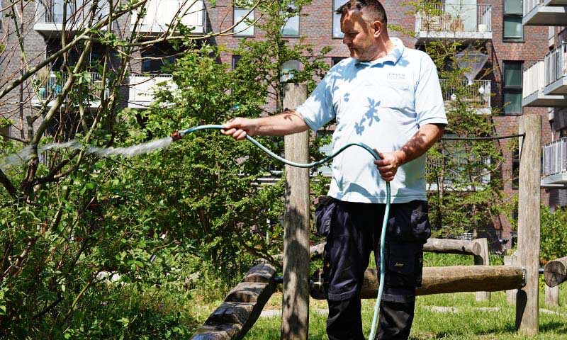Vicevært på Kirkebjerg Parken, som passer beplantningen og skaber velfungerende og behagelige rammer for beboerne.