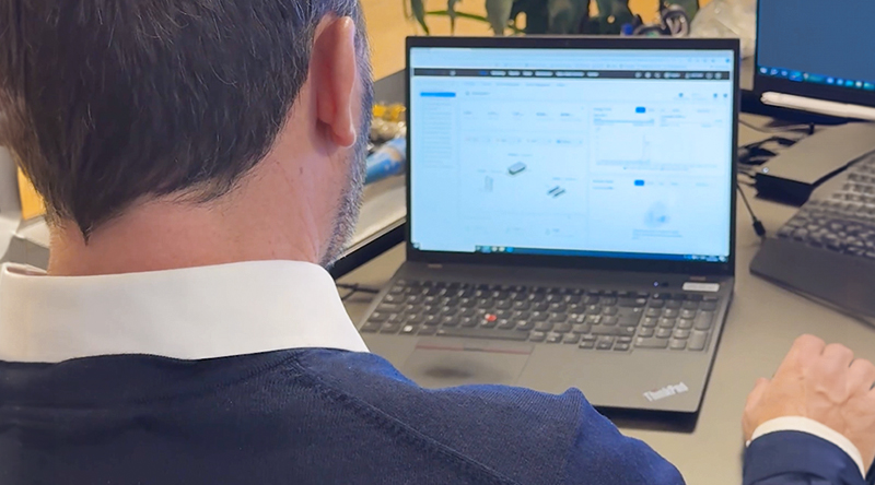 Lars Henriksen som er energi- og installationschef hos C.W. Obel Ejendomme arbejder foran computer