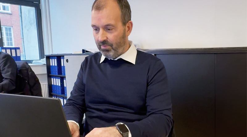 C.W. Obel Ejendommes energi- og optimeringschef arbejder foran computer