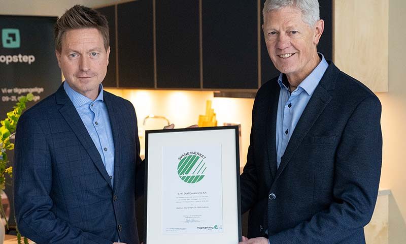 Svanemærke overrækkelse. ObelHus: Jyllands første svanemærkede renovering