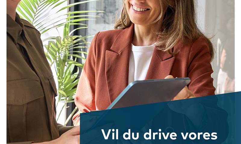 To medarbejdere som taler sammen vedr. en arbejdsopgave. ESG