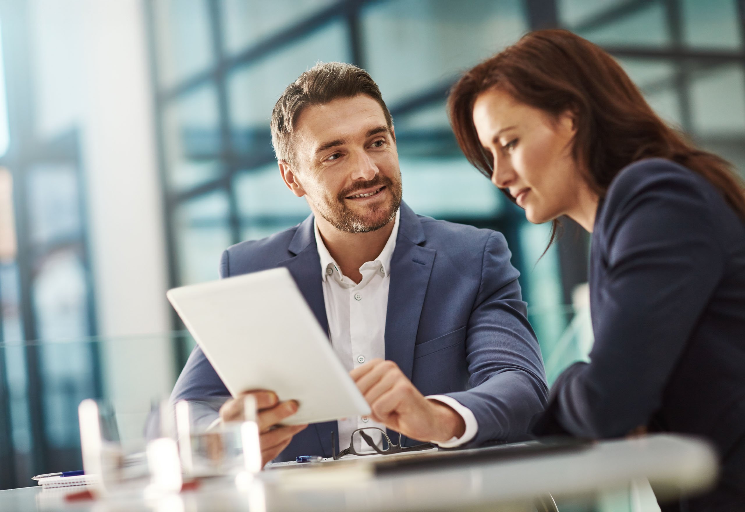 To kollegaer arbejder ved bord