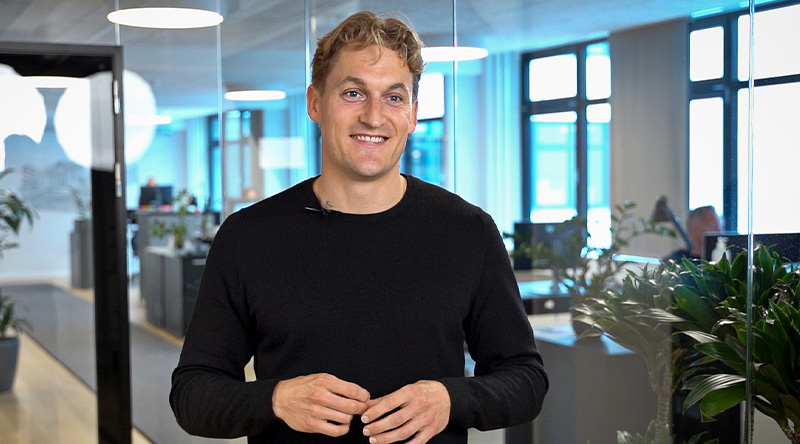 Rasmus Bahr Lund, ESG Manager hos C.W. Obel Ejendomme, stående i kontormiljø