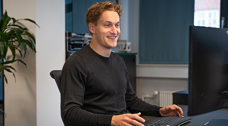 Rasmus Bahr Lund, ESG Manager hos C.W. Obel Ejendomme, arbejder ved computerskærm