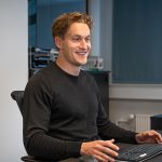 Portræt af Rasmus Bahr Lund, ESG Manager hos C.W. Obel Ejendomme, siddende ved en computer