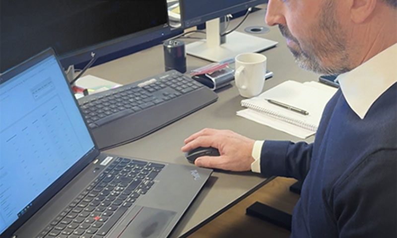 Lars er energi- og optimeringschef hos C.W. Obel Ejendomme. HAr indregulerer bl.a. fjernvarmen på vores ejendomme