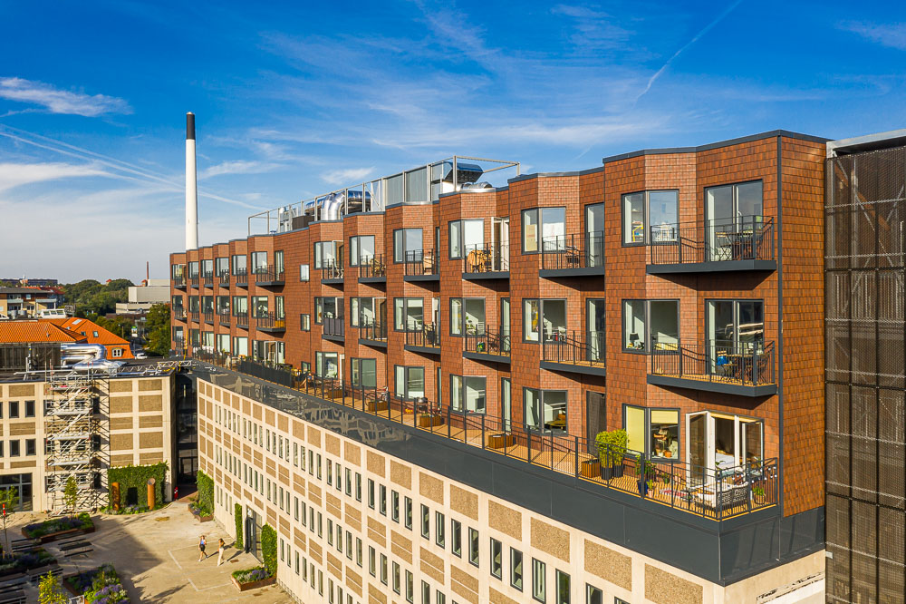 Ungdomsbolig i København – facade på Toppen med altaner og moderne byggeri