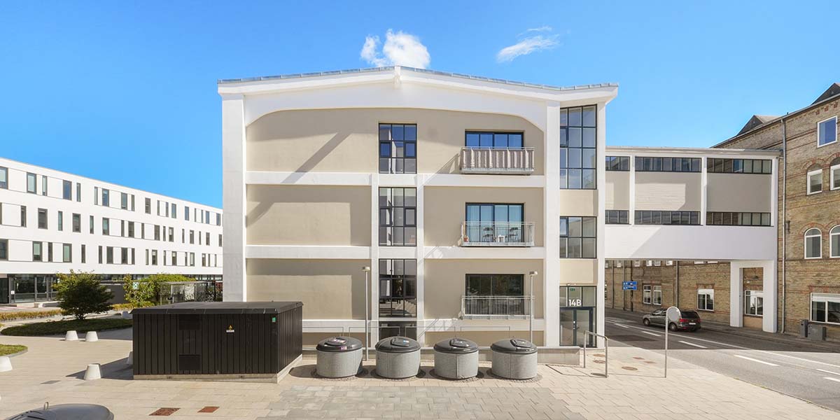 ObelHus facade og blå himmel