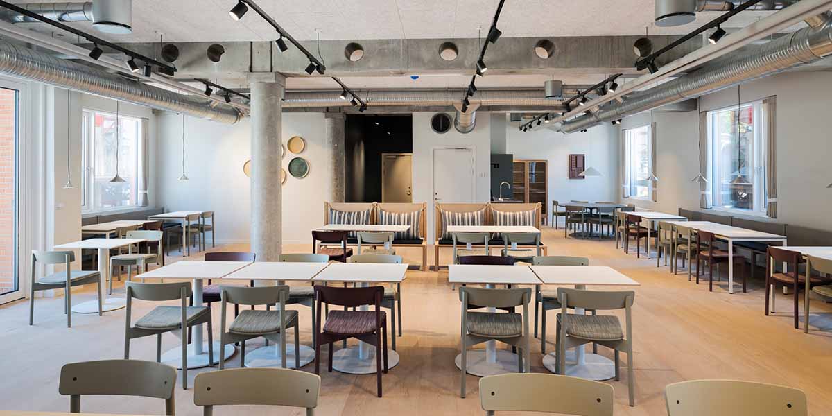Kantine på Strandboulevarden 130, flot møbleret, så medarbejderne kan nyde frokosten i smukke omgivelser