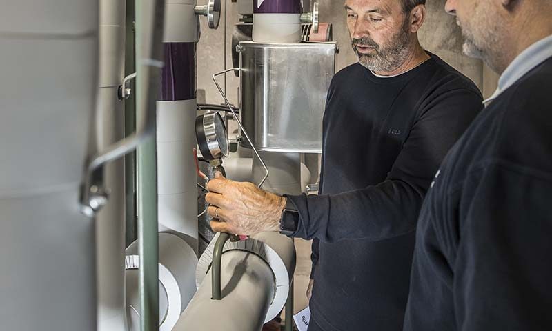Vicevært og energichef taler om teknikken i varmecentral som del ESG-mål frem mod 2030