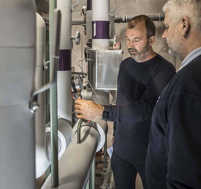 Vicevært og energichef taler om teknikken i varmecentral som del ESG-mål frem mod 2030